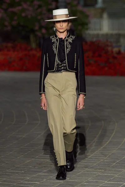 Look 77